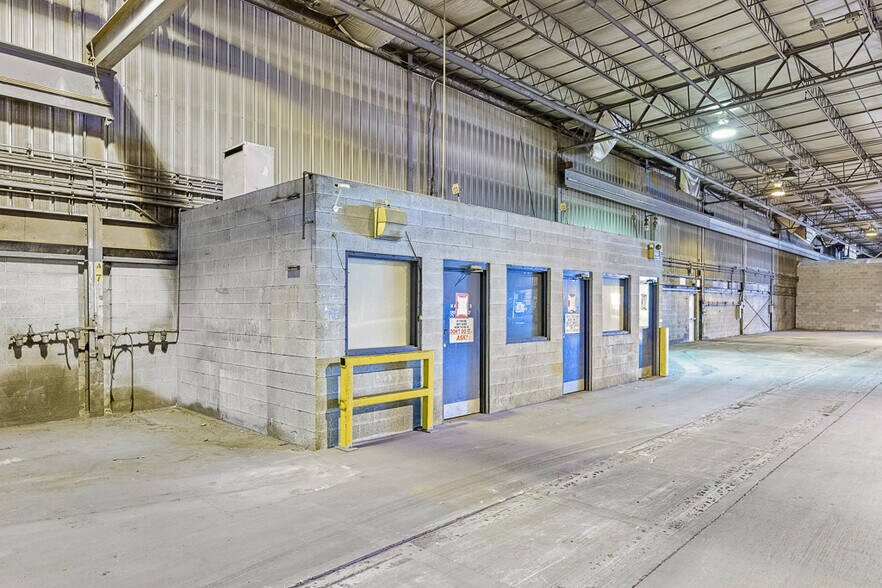 More Photos Of 1001 E Broadway St, Alliance Industrial For Sale
