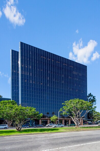 Primary Photo Of 11611 San Vicente Blvd, Los Angeles Office For Lease