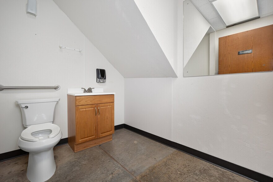 More Photos Of 1940 Harper St, Choctaw Medical For Lease