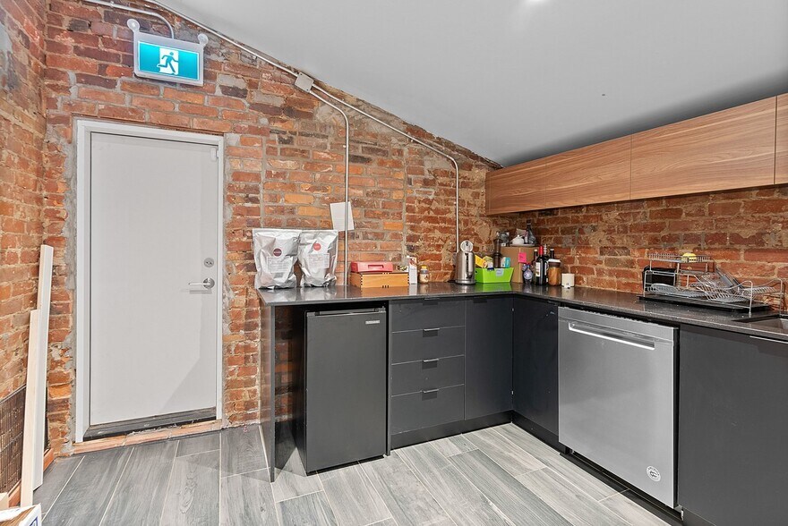 More Photos Of 481-483 Church St, Toronto Storefront Retail Office For Lease