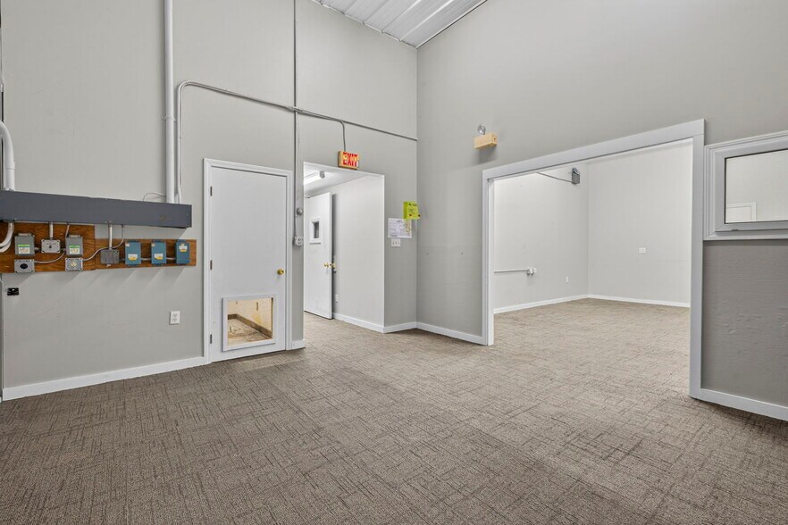 More Photos Of 113 Lafayette Rd, Hampton Falls Light Manufacturing For Lease