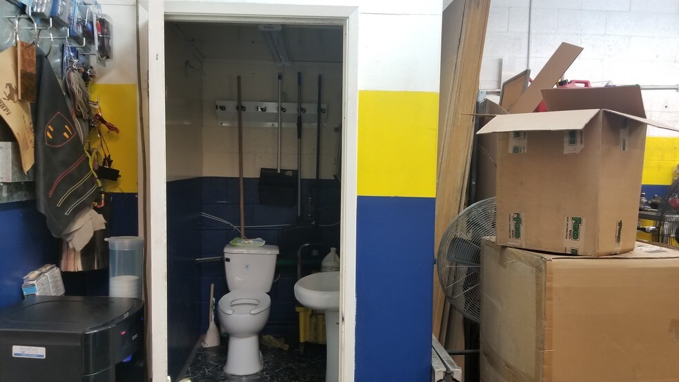 More Photos Of 5569 Reseda Blvd, Tarzana Auto Repair For Lease