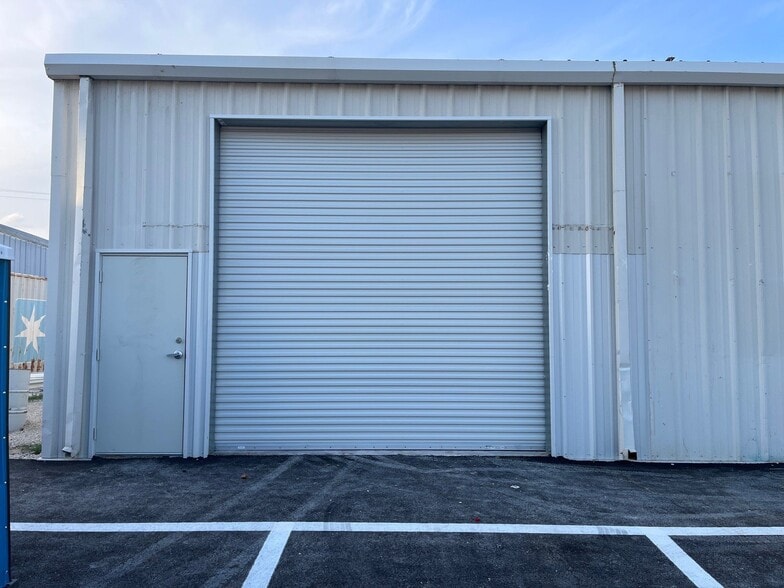 More Photos Of 8911-8919 N Fork Dr, North Fort Myers Warehouse For Lease