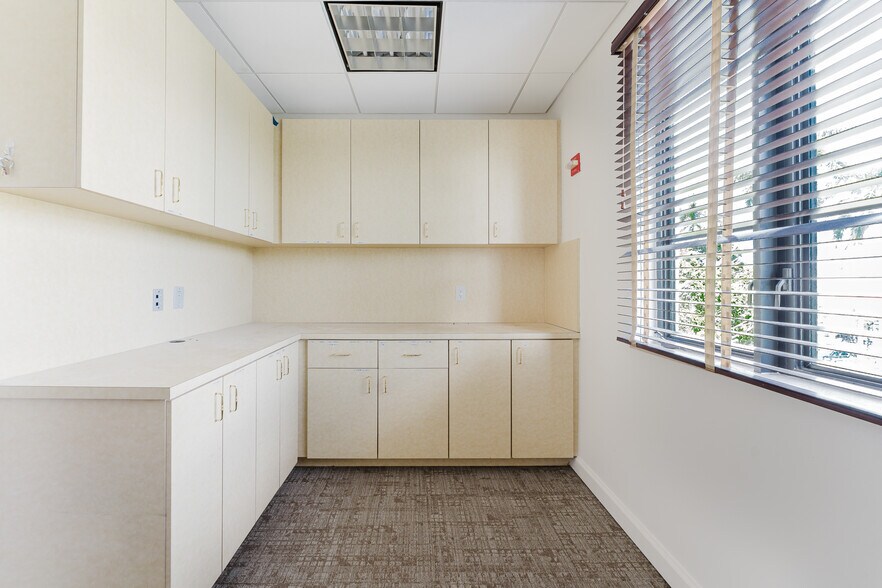 More Photos Of 420 Royal Palm Way, Palm Beach Office For Lease