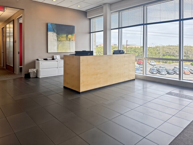 More Photos Of 401 E Sonterra Blvd, San Antonio Coworking Space