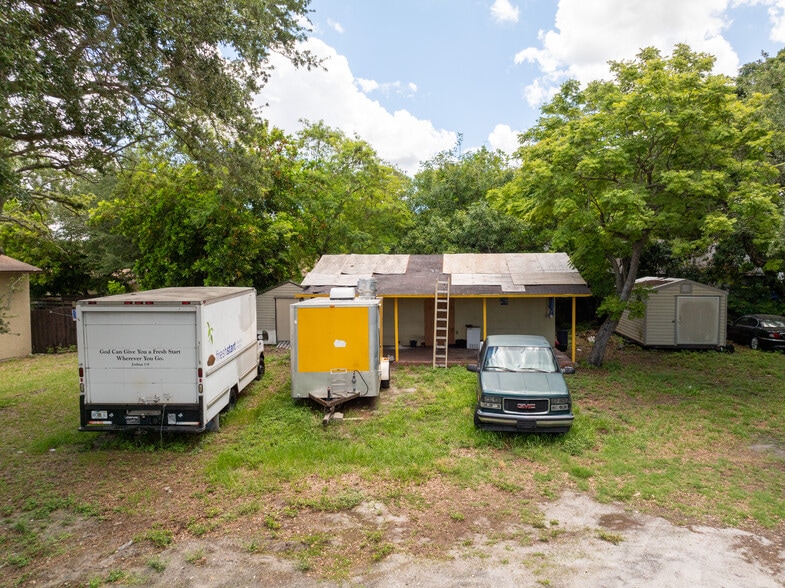 More Photos Of 1027 9th St W, Bradenton Shelter For Lease