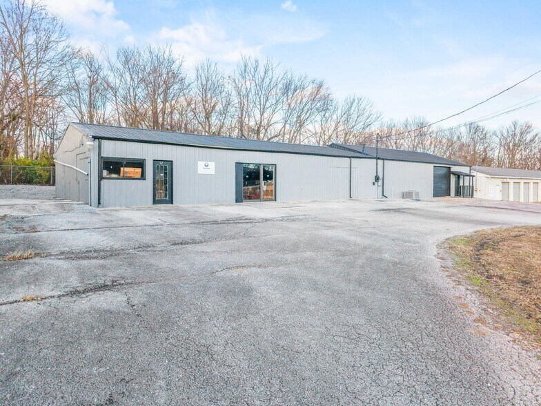 Primary Photo Of 904 E Main St, Stanford Flex For Sale