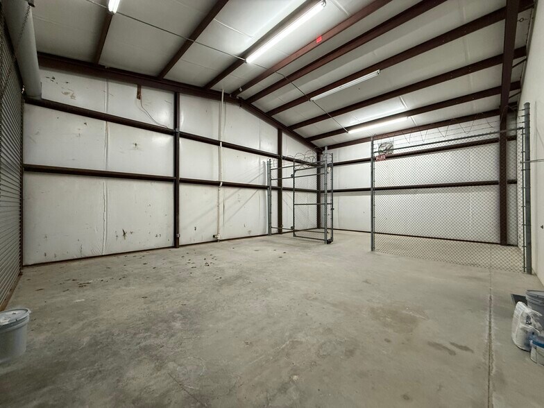 More Photos Of 2317 Michigan Ct, Arlington Showroom For Lease