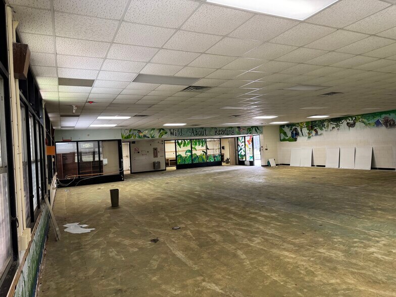 More Photos Of 711 N Chapin Rd, Aberdeen Flex For Sale