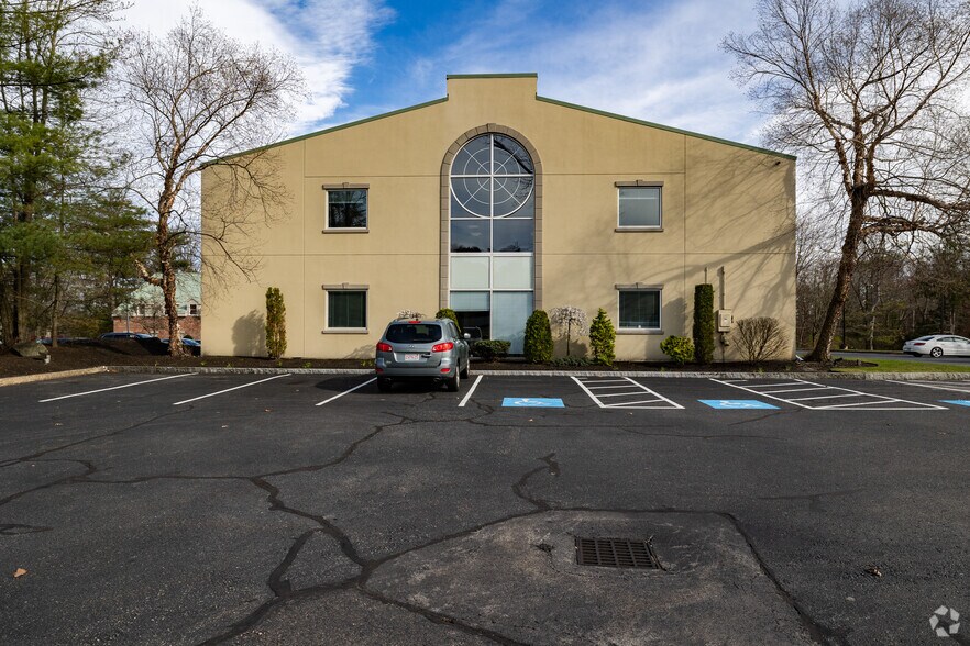 More Photos Of 13 Red Roof Ln, Salem Medical For Sale