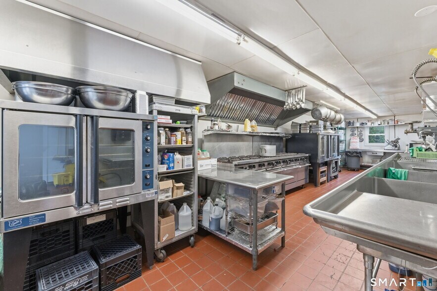 More Photos Of 139 Riverside Dr, Thompson Freestanding For Sale