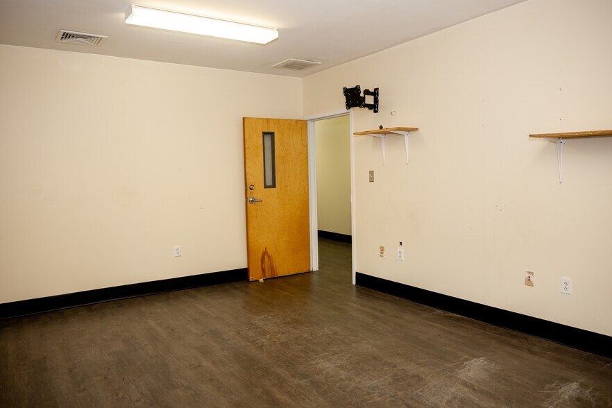 More Photos Of 626 Old River Rd, Sylvania Manufacturing For Sale