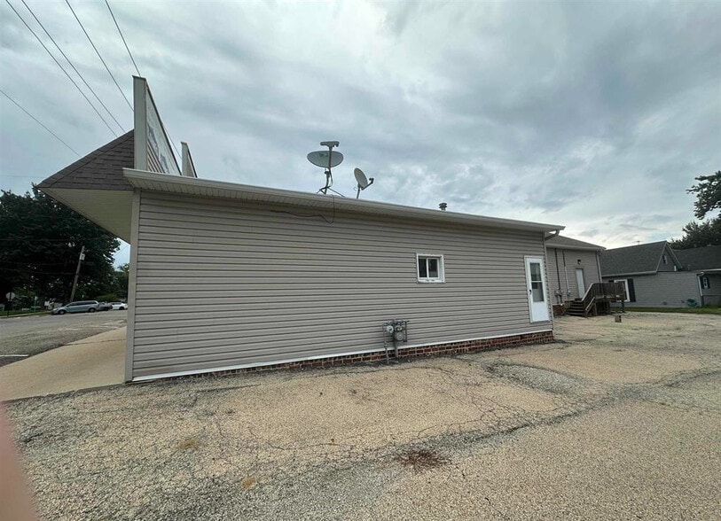 More Photos Of 101 S Rose St, Elmwood Office For Sale