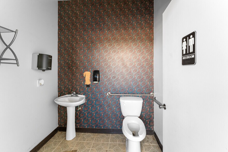 More Photos Of 1962 O'Neal Ln, Baton Rouge Freestanding For Sale