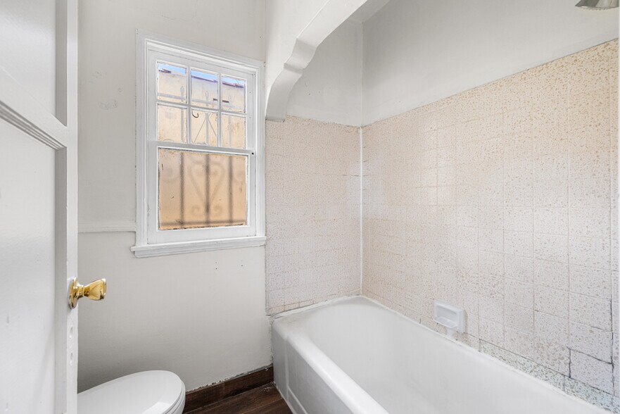 More Photos Of 1836 Lansdowne Ave, Los Angeles Multifamily For Sale