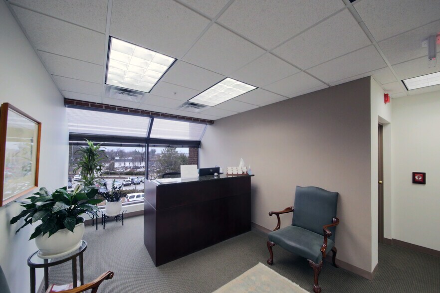 More Photos Of 191 E Deerpath Rd, Lake Forest Office For Sale