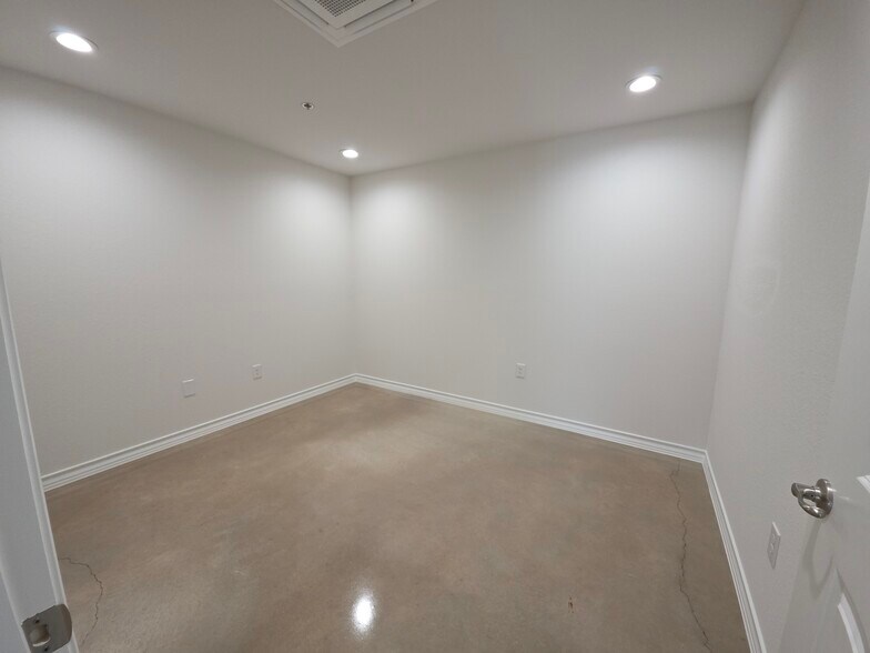 More Photos Of 1304 Leander Dr, Leander Warehouse For Lease