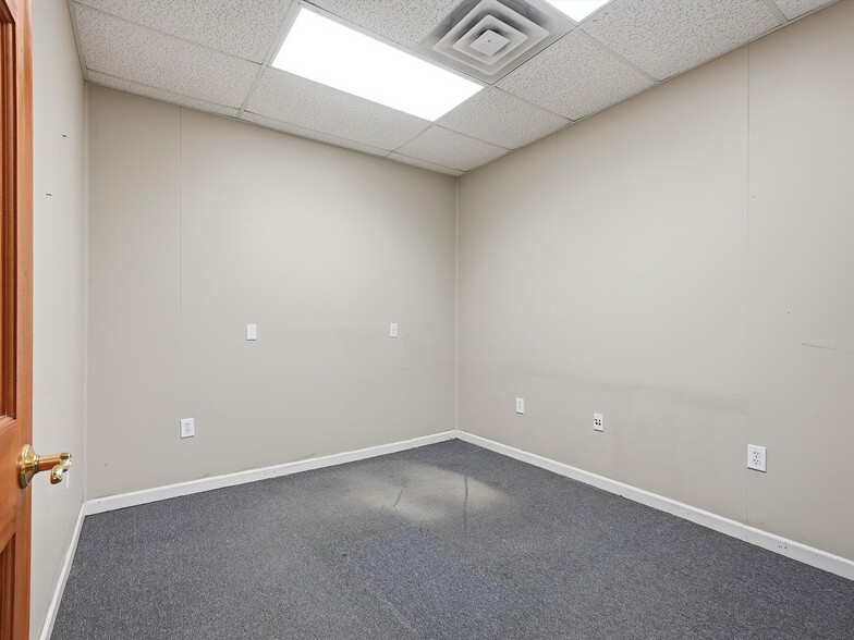 More Photos Of 832 W 11 Mile Rd, Madison Heights Warehouse For Sale