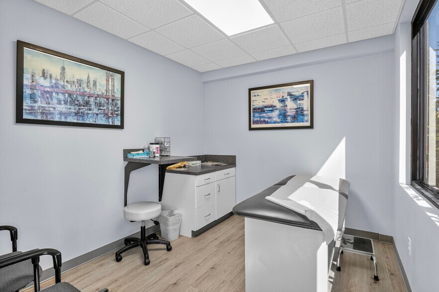 More Photos Of 160 Prosperous Pl, Lexington Medical For Sale