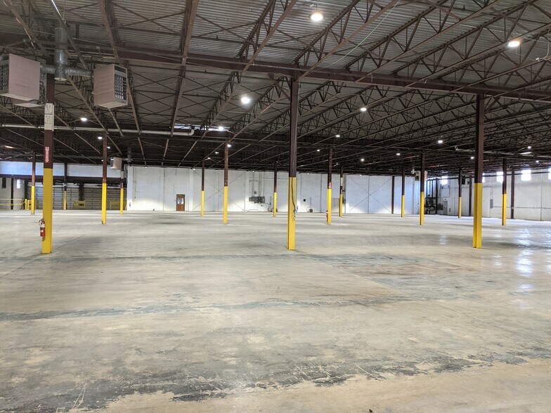 More Photos Of 300 N Sherman St, York Manufacturing For Lease