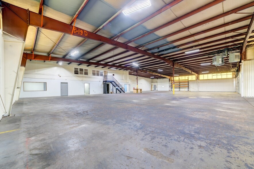 More Photos Of 617 Cepi Dr, Chesterfield Warehouse For Lease