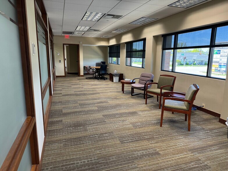 More Photos Of 109 Veterans Pky, Yorkville Office For Lease