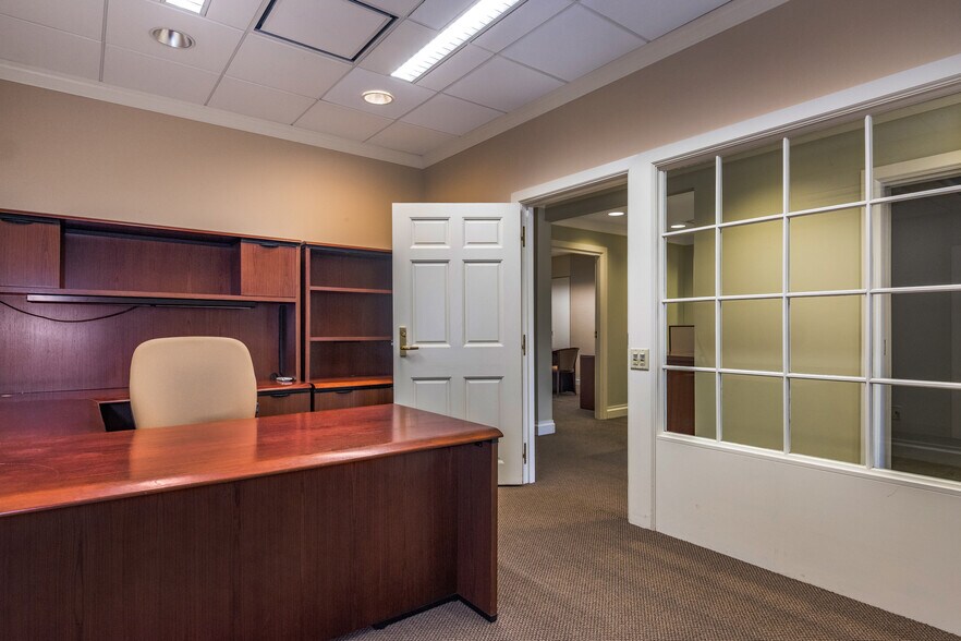 More Photos Of 3 Essex Sq, Essex Office Residential For Sale