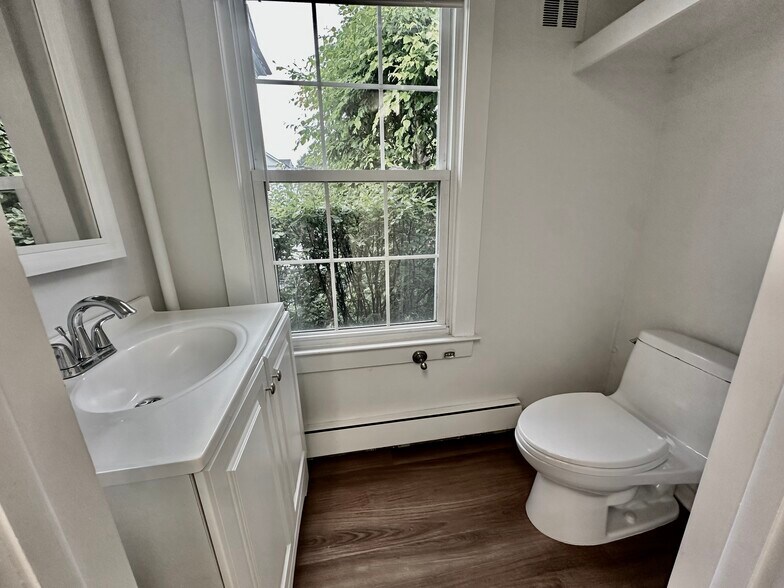 More Photos Of 115 Mason St, Greenwich Freestanding For Lease
