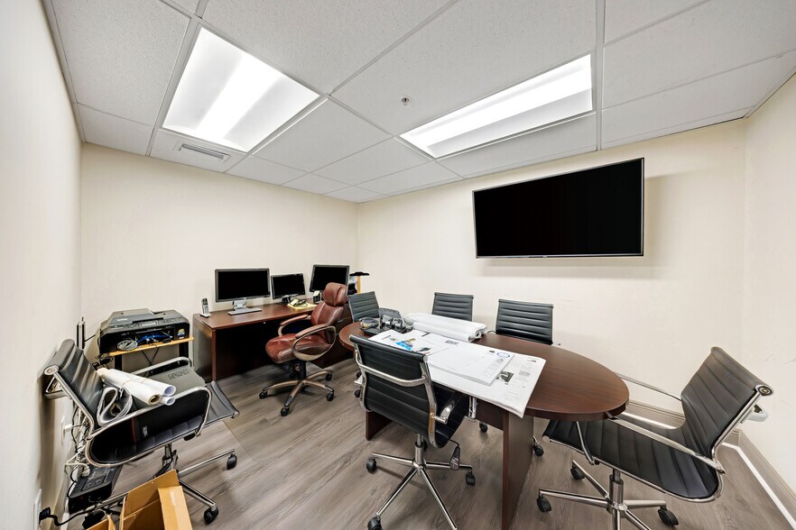 More Photos Of 7655-7669 NW 50th St, Miami Office For Lease