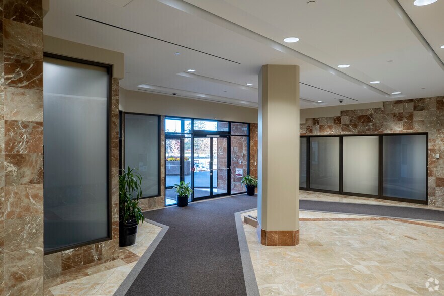 More Photos Of 6711 Mississauga Rd, Mississauga Office For Lease