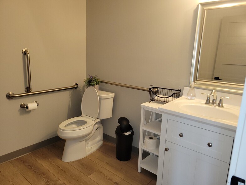 More Photos Of 63 Schinger Ave, Ridgeland Light Distribution For Lease