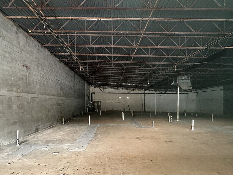 More Photos Of 6300 Grelot Rd, Mobile Storefront For Lease