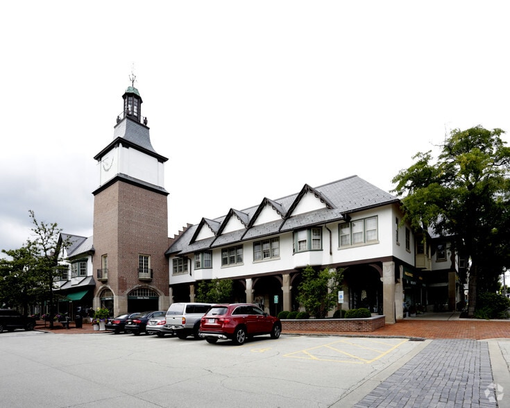 More Photos Of 272 Market Sq, Lake Forest General Retail For Lease