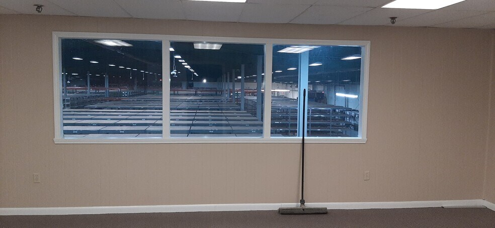 More Photos Of 80 Holton St, Woburn Service For Lease