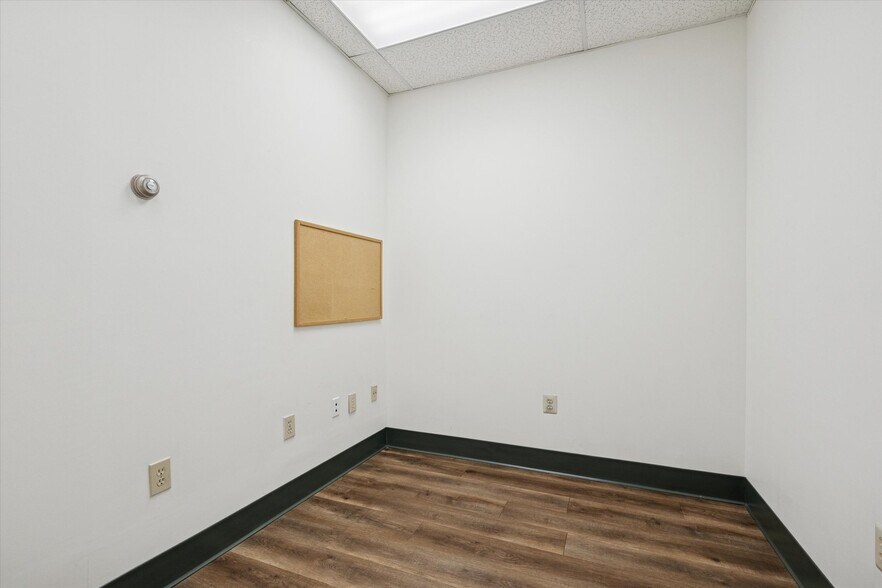 More Photos Of 10501 Academy Rd, Philadelphia Medical For Sale