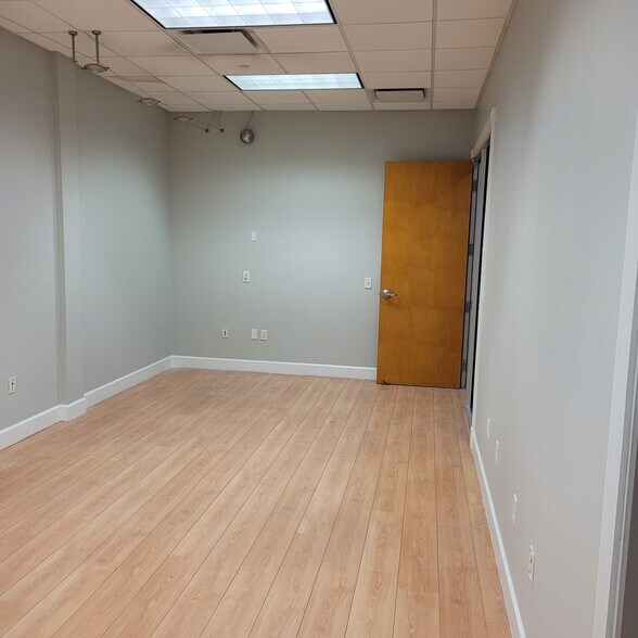 More Photos Of 7751 Kingspointe Pky, Orlando Light Distribution For Lease