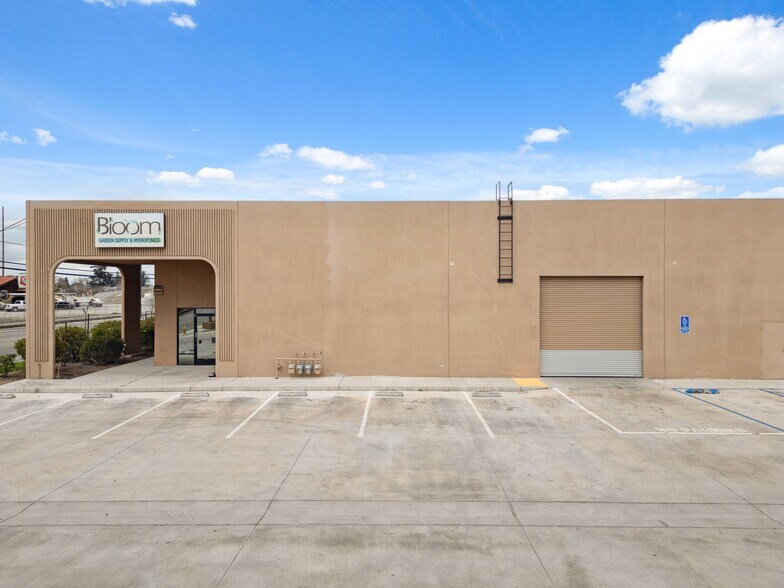 More Photos Of 311 S Pine St, Madera Showroom For Lease