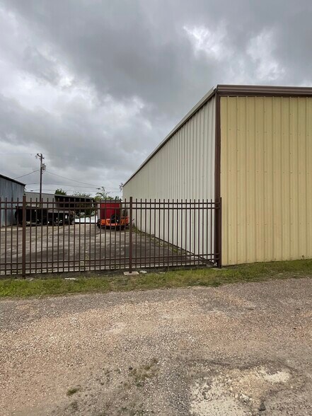 More Photos Of 3201 Texas Ave, La Marque Warehouse For Sale