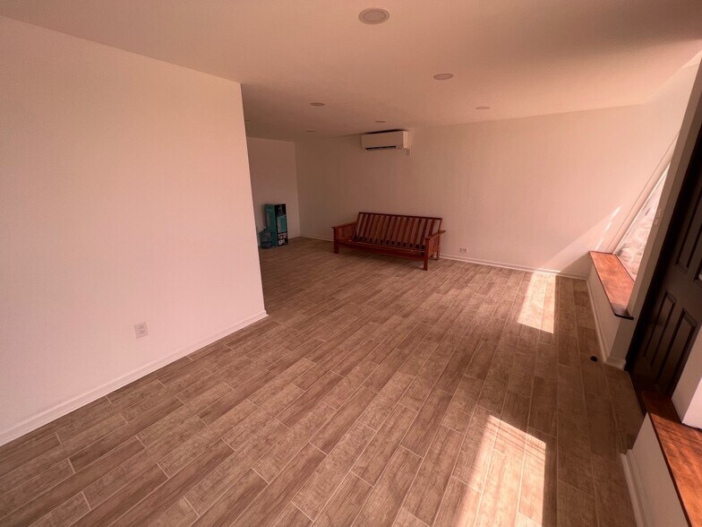 More Photos Of 833 Oliver Ave, Aurora Warehouse For Sale