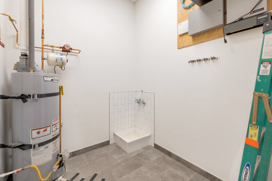 More Photos Of 11400 S Mountain View Cor, South Jordan Distribution For Lease