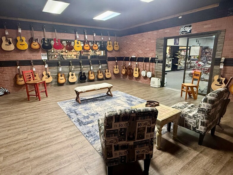 More Photos Of 1109 W Kickapoo Spur St, Shawnee General Retail For Sale