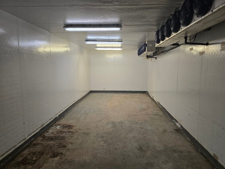 More Photos Of 2405 W Ardmore Ave, Chicago Industrial For Sale