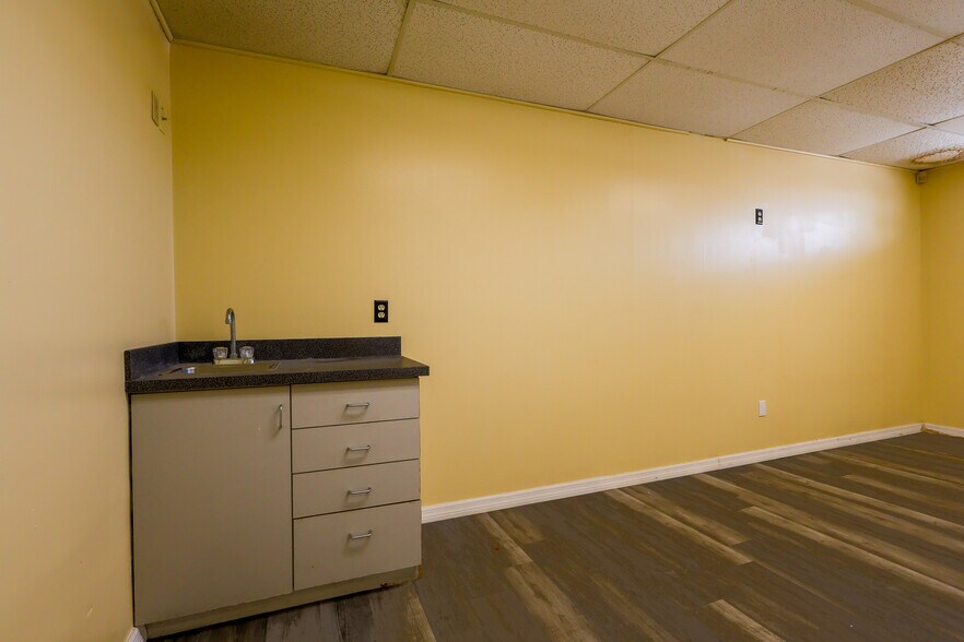 More Photos Of 12340-12384 US Highway 19, Hudson Storefront For Lease