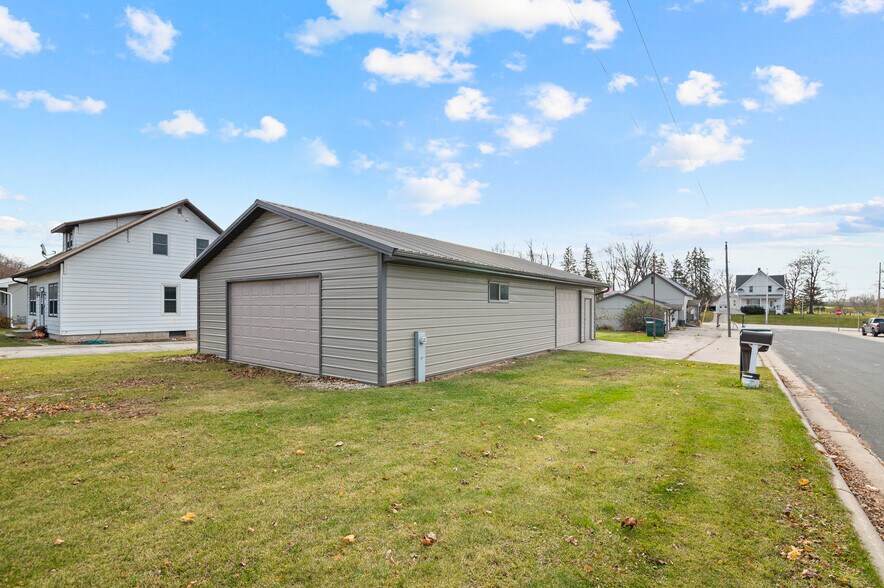 More Photos Of 1689 Day St, Greenleaf Restaurant For Sale