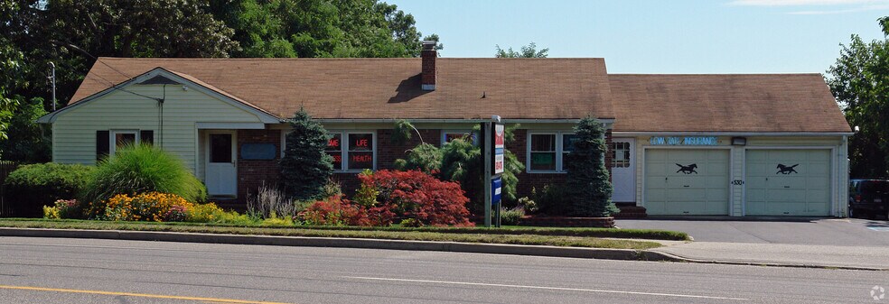 More Photos Of 530 Horseblock Rd, Farmingville Office For Sale