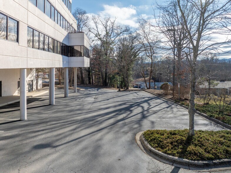 More Photos Of 41 Oakland Rd, Asheville Medical For Sale