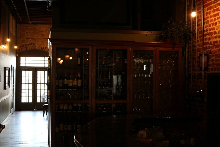 More Photos Of 111 E Erwin St, Tyler Storefront Retail Office For Lease