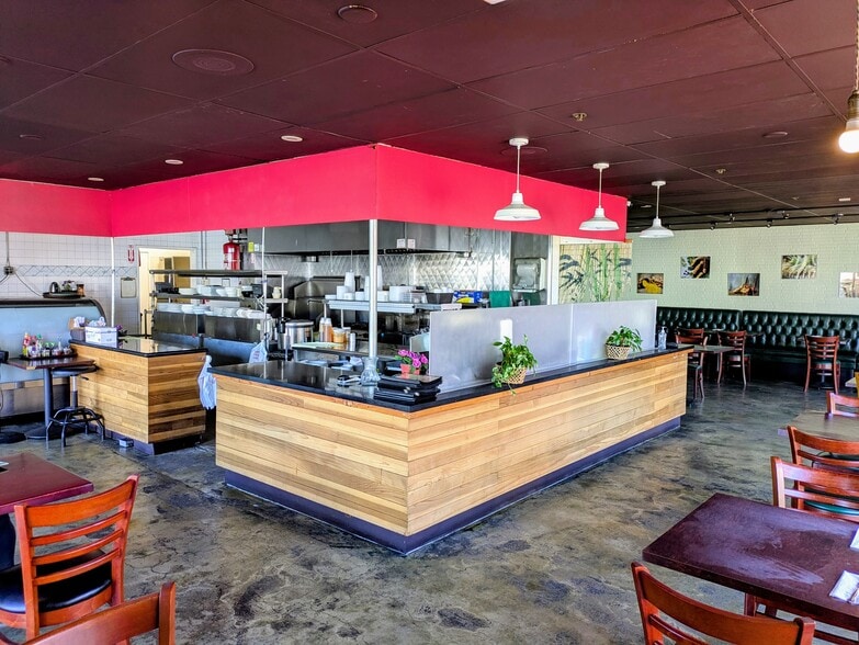 More Photos Of 15928 Ventura Blvd, Encino Storefront Retail Office For Lease