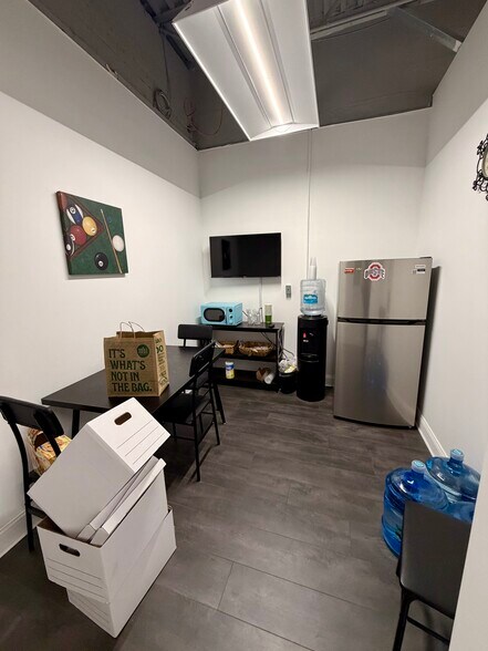 More Photos Of 7000 Charleston Shores Blvd, Lake Worth Freestanding For Lease