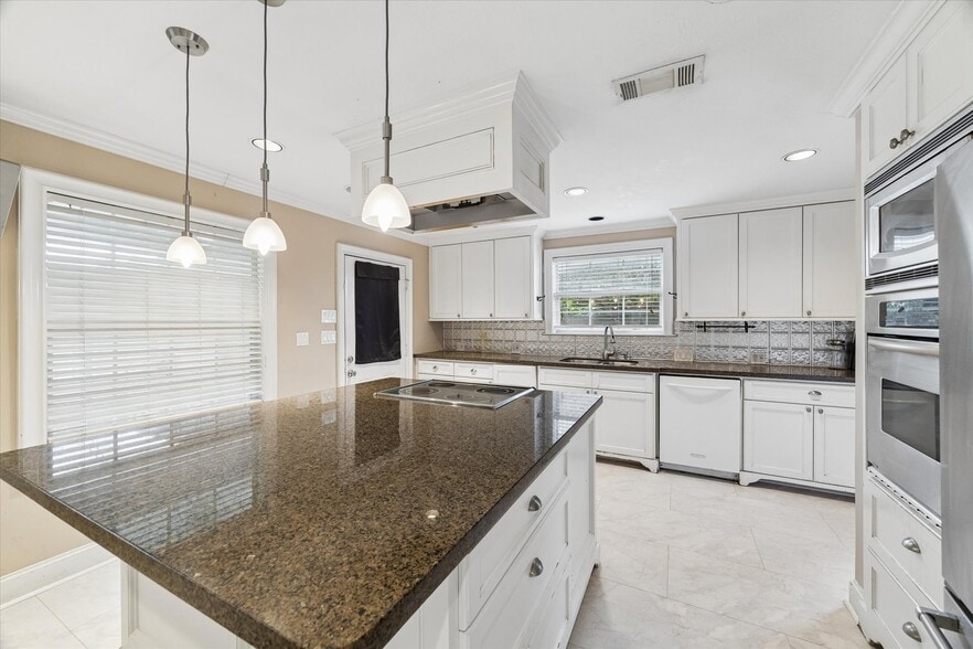 More Photos Of 1330 Des Jardines St, Houston Office Residential For Sale